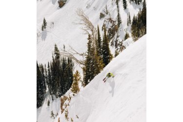 Skieur dévalant une pente abrupte.