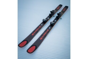 Paire de skis Kastle Paragon 101 sur neige damée.