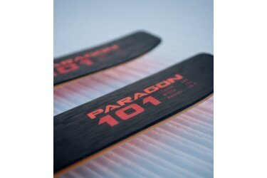 Une paire de skis Paragon 101 sur une piste damée.