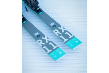 Ein Paar Skier der Marke Kästle RX 11 auf Schnee.