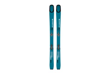 Une paire de skis de randonnée bleus Kästle TX94 avec fixations.