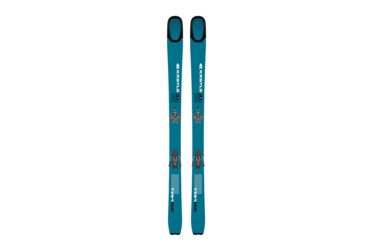 Une paire de skis de randonnée bleus Kästle TX94 avec fixations.