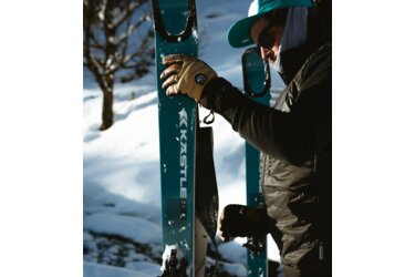 Personne avec des skis dans la neige