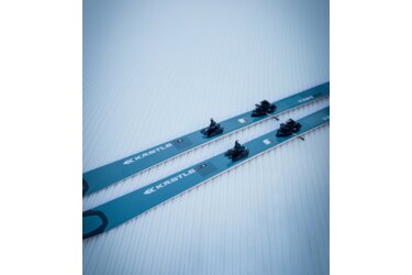 Une paire de skis de randonnée Kastle TX94 sur neige damée.