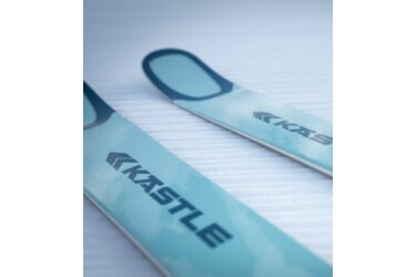 Nahaufnahme von Kastle-Ski im Schnee