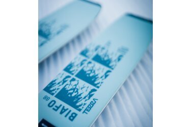 Nahaufnahme von zwei Skiern der Marke Biafo 88 Terra