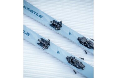 Une paire de skis de randonnée Kästle avec fixations sur la neige