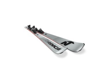 Une paire de skis Nordica avec fixations