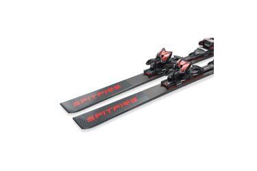 Une paire de skis Nordica Spitfire sur fond noir.