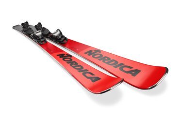 Rote Nordica Ski mit Bindungen