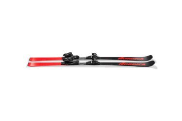 Une paire de skis Nordica avec fixations