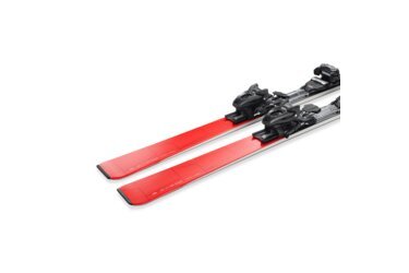 Paire de skis rouges avec fixations noires