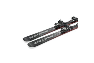 Une paire de skis Steadfast 80 avec fixations.