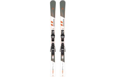 Une paire de skis Rossignol Forza 2.0 LTD avec fixations.