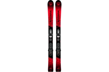 Une paire de skis Rossignol Hero Junior Pro avec fixations.