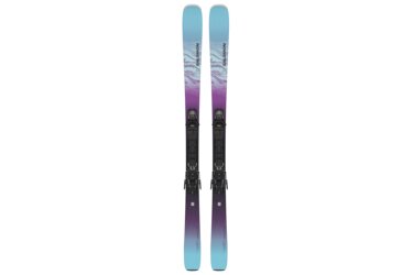 Ein Paar Salomon Stance 80 Ski mit Bindungen.