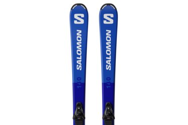 Paire de skis Salomon bleus avec fixations