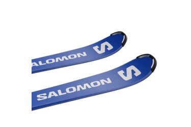 Une paire de skis Salomon bleus