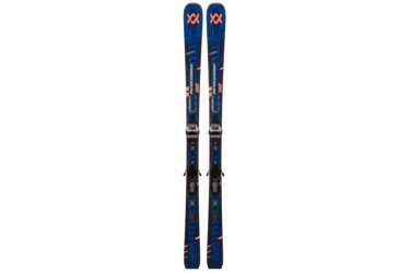 Une paire de skis Völkl Peregrine 82 bleus et oranges.