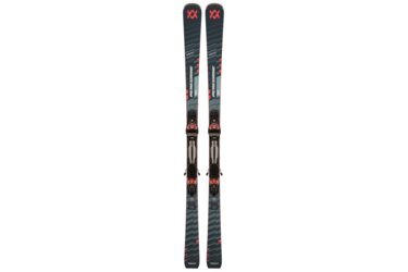 Une paire de skis Völkl Peregrine 72 avec fixations