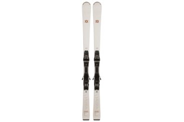 Une paire de skis Volkl Flair blancs avec des fixations noires.