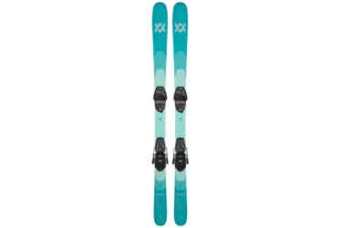 Deux skis Völkl turquoise avec fixations.