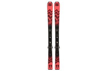 Une paire de skis rouges Völkl Race Tiger Jr. avec fixations.