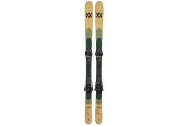 Deux skis de la marque Völkl, modèle Blaze 82.