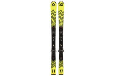 Une paire de skis Völkl Race Tiger jaunes et noirs avec fixations.