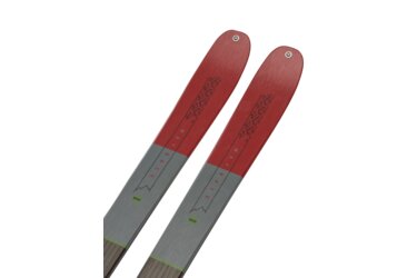 Une paire de skis de randonnée K2 Wayback 89W sur un fond noir.