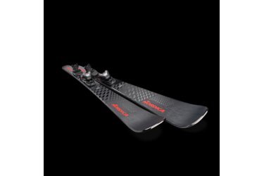 Nordica Ski mit Bindung auf schwarzem Hintergrund.