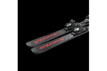 Ein Paar Steadfast 85 Skier mit Bindungen auf schwarzem Hintergrund.