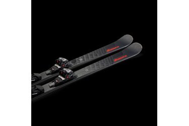 Ein Paar schwarze Nordica Ski mit Bindungen.