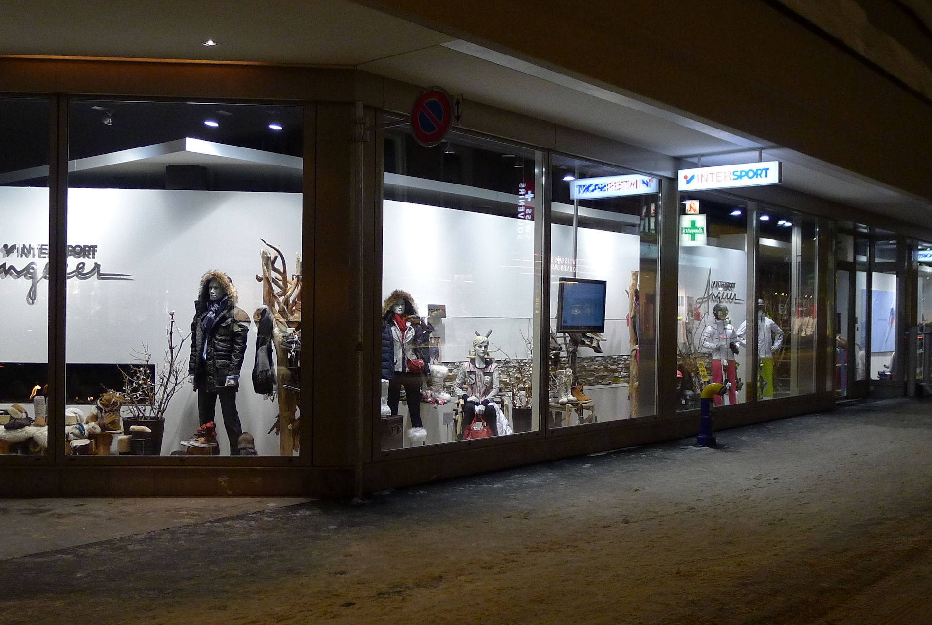 Ski and snowboard rental in Davos Platz INTERSPORT Rent