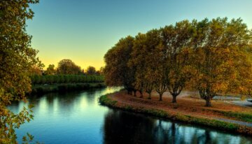 Flusslandschaft im Herbst mit Bäumen | © www.wikipedia.com