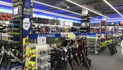 Innenansicht eines Fahrradladens mit Fahrrädern und Zubehör