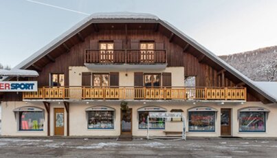 Magasin Intersport dans un bâtiment de style chalet en hiver