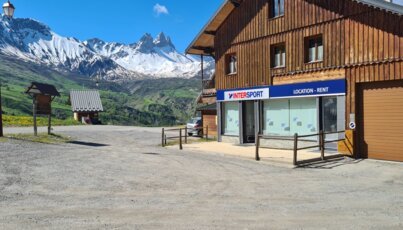 Magasin Intersport dans un paysage montagneux