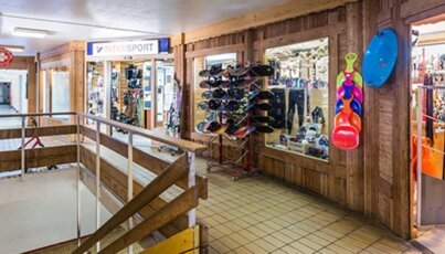 Innenansicht eines Sportgeschäfts in einem Holzgebäude