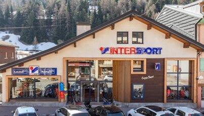 Magasin Intersport dans un village de montagne.