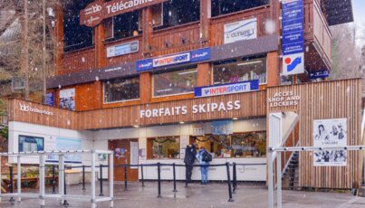 Skigebäude mit Ticketverkauf und Intersport-Geschäft.