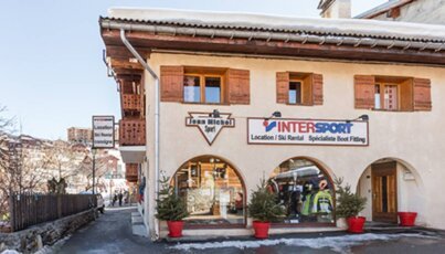 Fassade eines Sportgeschäfts in einem Skiort