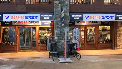 Intersport Geschäft mit den Aufschriften "Location Rent" und "Boutique Shop"