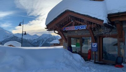 Magasin Intersport sous la neige.