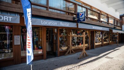 Intersport Skiverleih-Geschäft mit Flagge und Schild