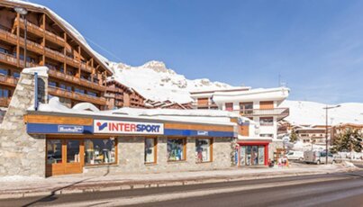 Intersport Geschäft in einem Skiort