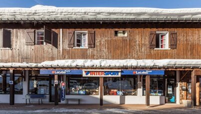 Holzgebäude mit Intersport-Geschäft im Winter