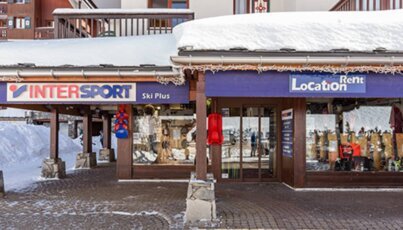 Intersport Ski Plus Geschäft mit Schnee auf dem Dach
