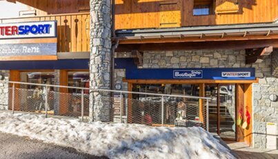 Intersport Geschäft mit Schnee davor