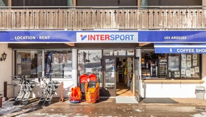 Location de skis et snowboards Intersport et café à Les Arrolles.